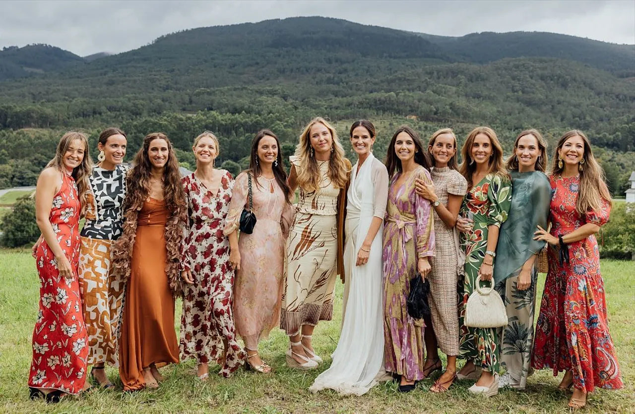 TELVA: Las marcas españolas más elegantes para encontrar un vestido estampado y unos zapatos especiales