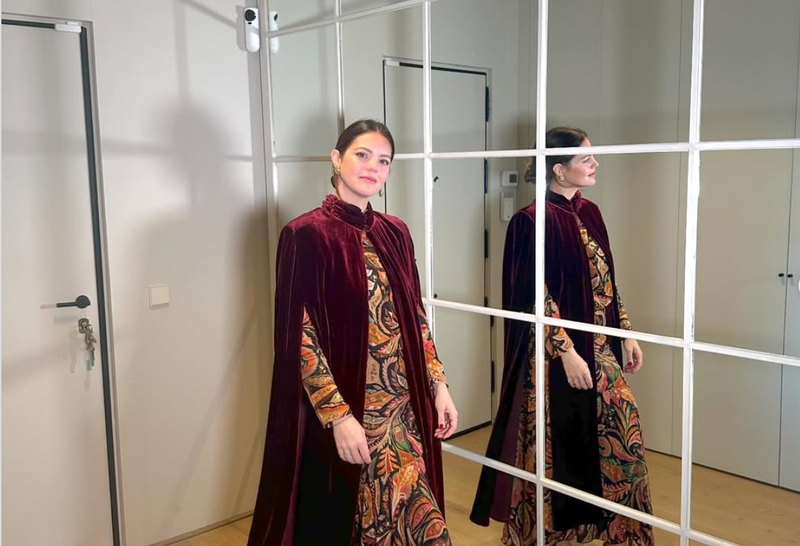 ELLE : Isabelle Junot se convierte en la invitada de invierno perfecta con capa de terciopelo