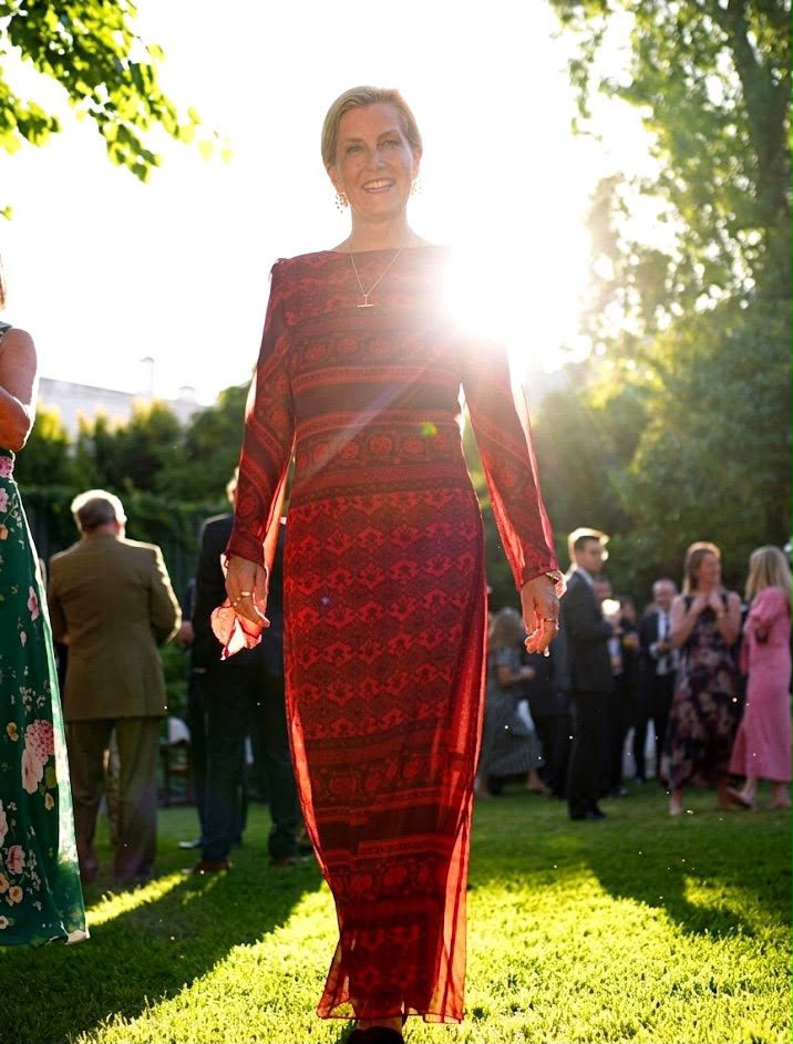 Sophie Wessex deslumbra en Lisboa con un elegante vestido rojo de Matelier