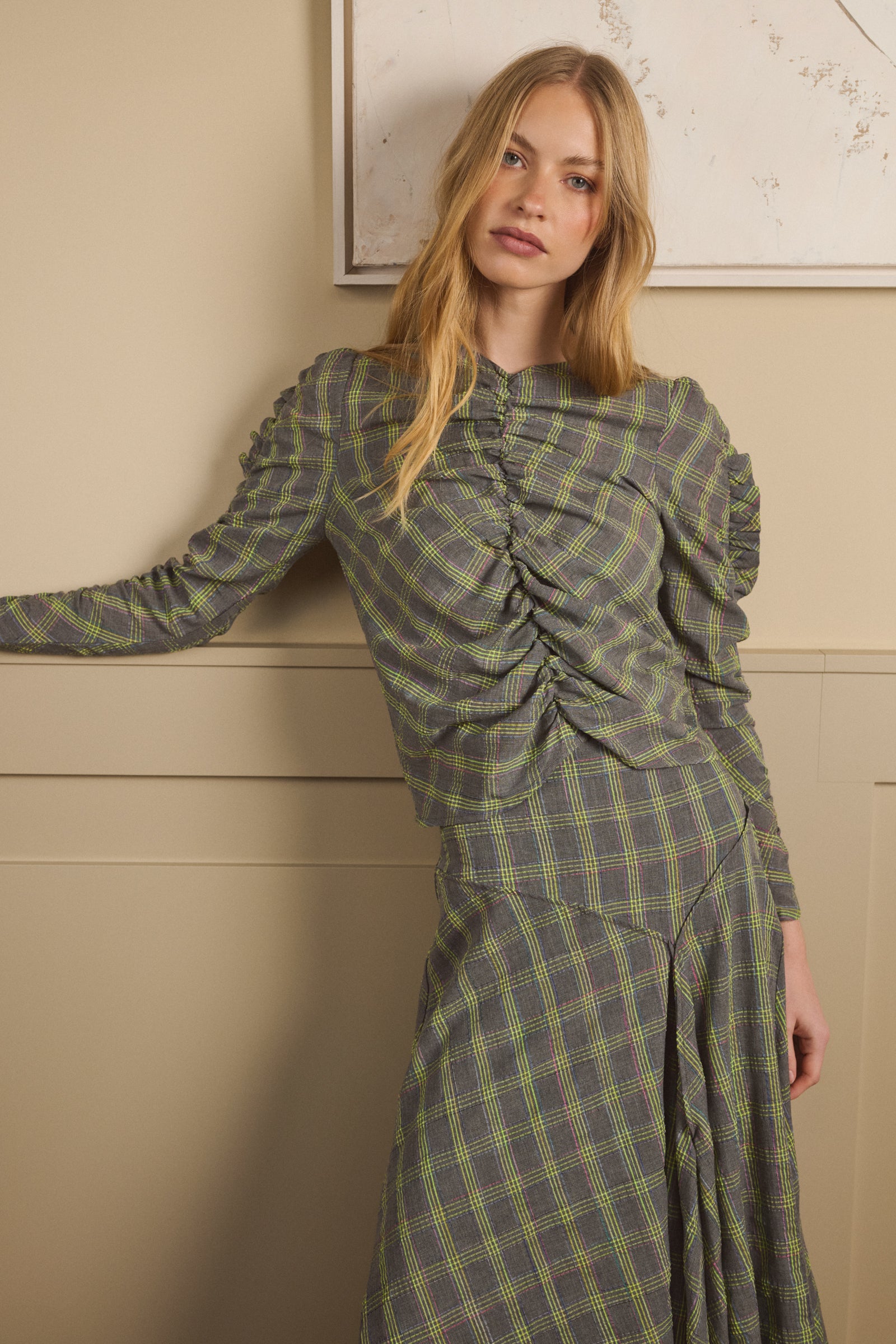 BLUSA FRUNCES CUADROS GRIS